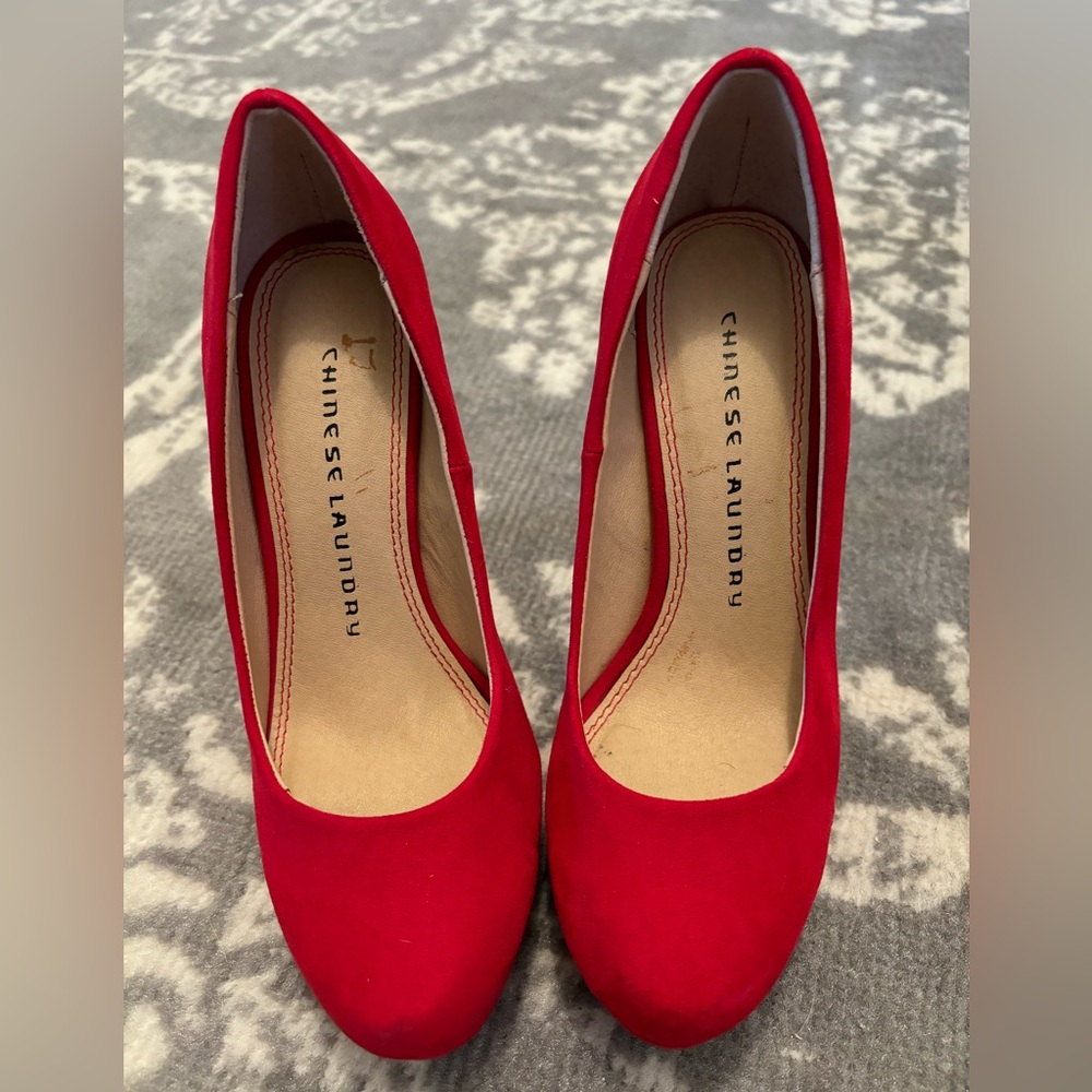 Red pumps - Picture 2 of 4